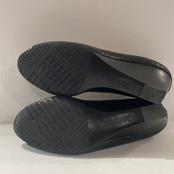 Calvin Klein Women's Black Shiny Peep Toe Slip On Wedge Pumps Size 6 - Picture 8 of 8